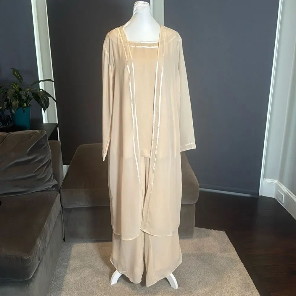 Women’s Chiffon 3 Piece PantSuit Long Jacket
Ribbon Detail Size 14 NWOT